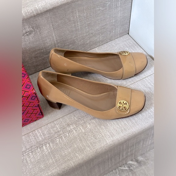 Tory Burch Marion Mustard Patent Leather Block Heel Gold Trim Pumps - Picture 3 of 6